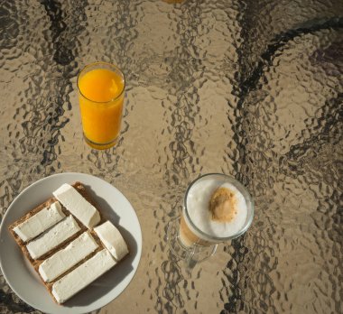 Kahve, portakal suyu ve crispbread yumuşak beyaz peynir