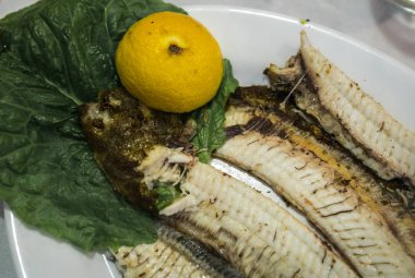 Balık, sebze ve otlar ile natürmort