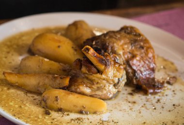 Kızarmış kuzu bacak wight plaka üzerinde patates ile