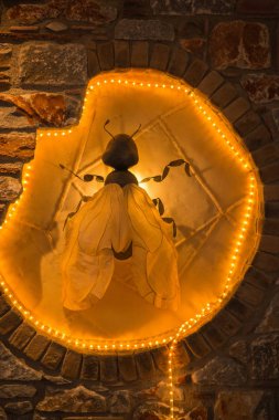 Festively ışıklı niş duvar içinde büyük dekoratif sinek