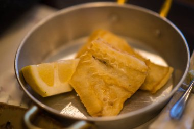 Kızarmış morina metal tava ve tabak patates püresi