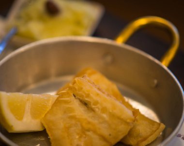 Kızarmış morina metal tava ve tabak patates püresi