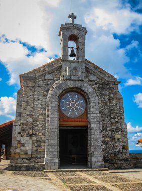 Gastelugache - ada üzerinde sahil, Bay of Bermeo, Bask Ülkesi Belediyeye ait Biskay. Ada tarafından Sarma Merdiven gider insan yapımı köprü anakaraya bağlı