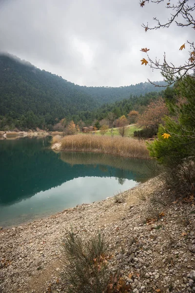 Autumn landscape with green waters of lake Tsivlos, Peloponnese, — Stock Photo, Image