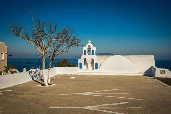White and blue church in Oia, Santorini, Greece — Stock Photo, Image