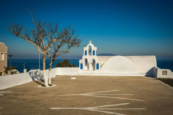 イア、サントリーニ島、ギリシャの白と青の教会 — ストック写真