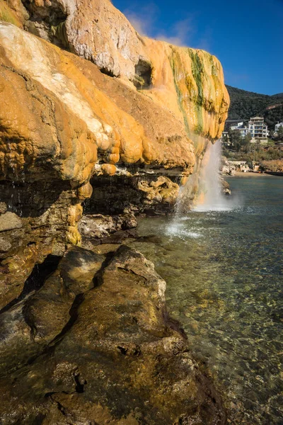 Cascadas termales escénicas en la playa de Loutro Edipsou, Evia, Gr — Foto de Stock
