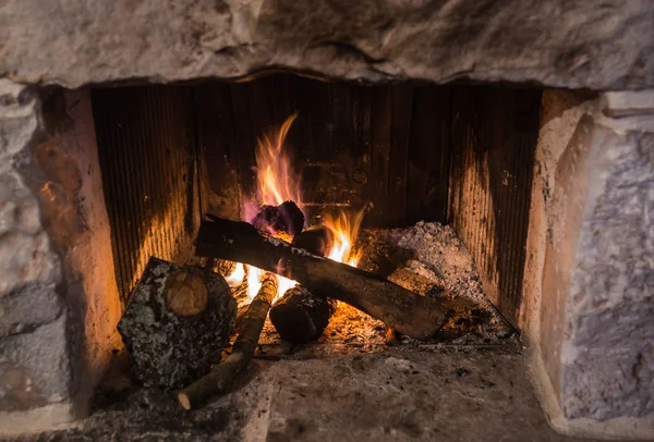 Cheminée traditionnelle en pierre avec bois de chauffage — Photo