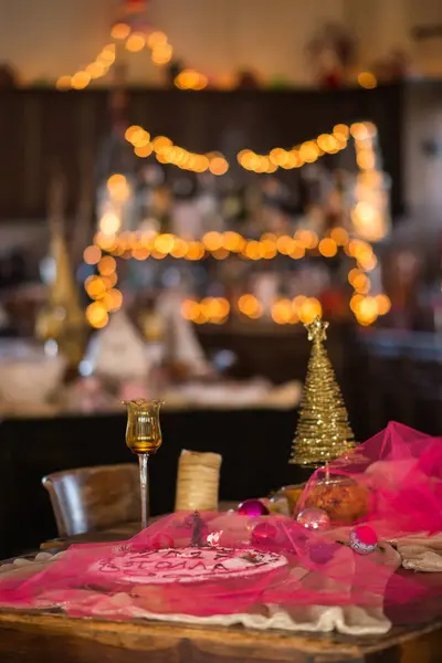 Decoraciones navideñas con luces y bokeh — Foto de Stock
