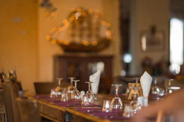 Las copas de vino sobre la mesa de madera en la luz de fiesta — Foto de Stock