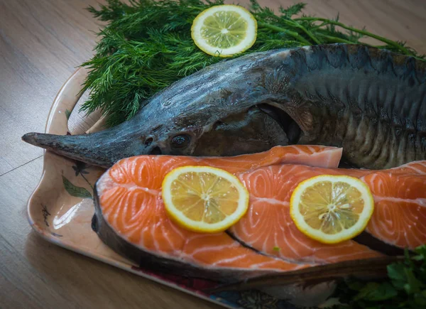 Limon ve dereotu ve maydanoz ile süslenmiş mersin balığı — Stok fotoğraf