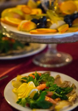 Yemekler bir şenlikli masaya dilimlenmiş taze meyve