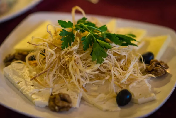 Salata ve mezeler şenlikli bir tablo ile plakalar — Stok fotoğraf