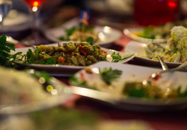 Salata ve mezeler şenlikli bir tablo ile plakalar — Stok fotoğraf