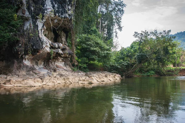 Річка і грот в дощ лісу Khao Sok святилище, Thail — стокове фото