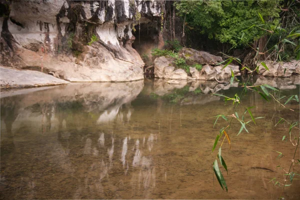 Rivier en grot in de regen woud van Khao Sok heiligdom, Thail — Stockfoto