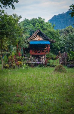 Geleneksel çok renkli ahşap ev yağmur ormanı Khao Sok kutsal, Tayland
