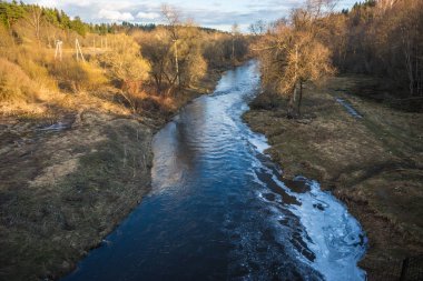 Bahar Mo yakınındaki içinde tam-su nehir ve orman manzara