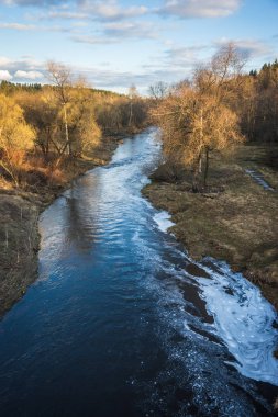Bahar Mo yakınındaki içinde tam-su nehir ve orman manzara