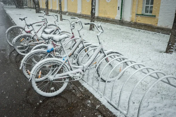 Ποδήλατα καλύπτονται ομαλά με φρέσκο χιόνι μετά από καιρό συγκεκριμένη παρατήρηση οδήγησε τους — Φωτογραφία Αρχείου