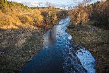 Moskova, Rusya yakın bahar içinde tam-su nehir ve orman manzara