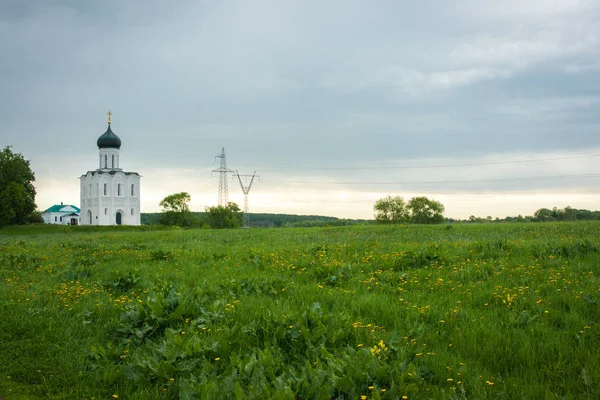 Vita kyrka med blå kupoler och vackra moln, Bogolubovo, Ryssland — Stockfoto