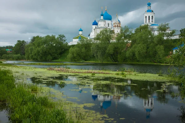 Vita kyrka med blå kupoler och vackra moln, Bogolubovo, Ryssland — Stockfoto