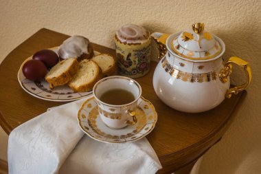 Paskalya kek, yumurta, Çaydanlık ve bir fincan çay ile natürmort 