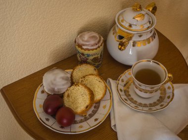 Paskalya kek, yumurta, Çaydanlık ve bir fincan çay ile natürmort 