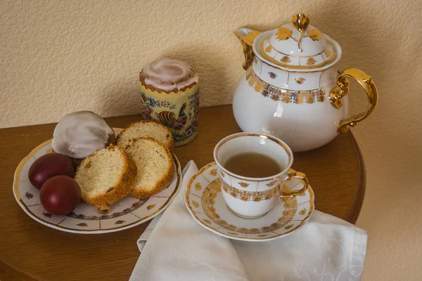 Still life with  Easter cakes, eggs, teapot and a cup of tea — Stock Photo, Image