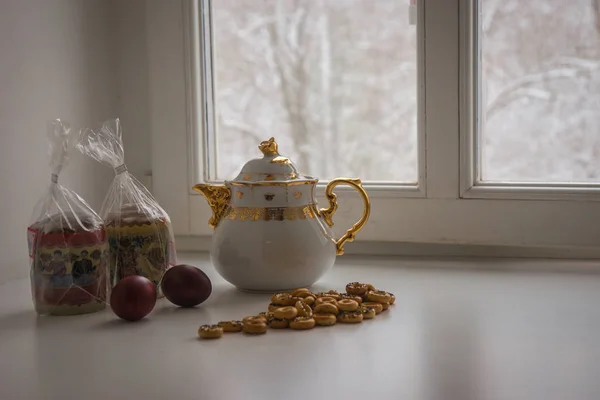 Still life with two Easter cakes, eggs, bagels and a teapot — Stock Photo, Image