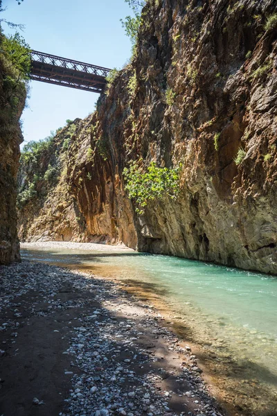 Paisagem montanhosa panorâmica com o rio Krikiliotis, Evritânia, Grécia — Fotografia de Stock