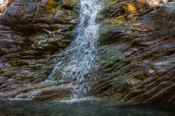 Wasserfälle auf dem Fluss krikiliotis bei panta vrexei in evritania, Griechenland — Stockfoto