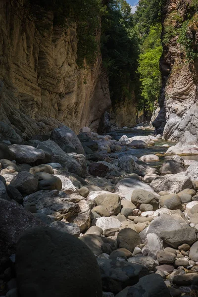 Berg rivier gorge in de buurt van Panta Vrexei in Evritania, Griekenland — Stockfoto