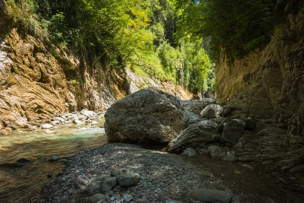 Desfiladeiro do rio de montanha perto de Panta Vrexei em Evritânia, Grécia — Fotografia de Stock