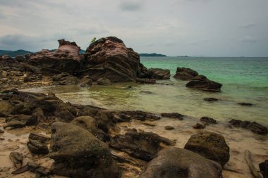 Tropikal Phi Phi Island arazi gülümsüyor, Tayland
