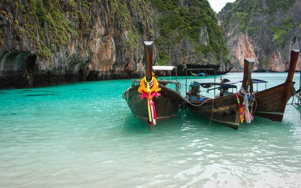Barcos de cauda longa, aldeia muçulmana, Tailândia — Fotografia de Stock