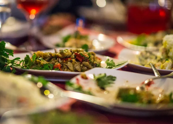 Salata ve mezeler şenlikli bir tablo ile plakalar — Stok fotoğraf