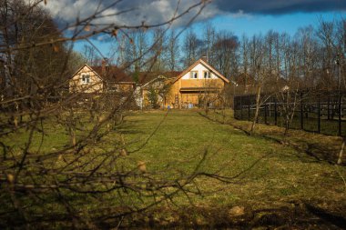 Ülke bir bahçe meyve ağaçları ile ilkbaharda evler.