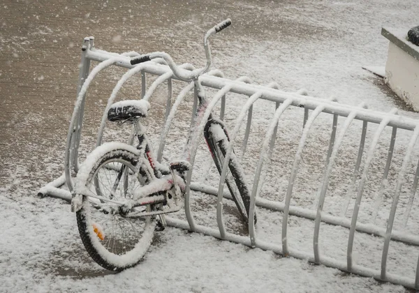 Ένα μοναχικό ποδήλατο που καλύπτονται με φρέσκο χιόνι λόγω καιρικών φαινομένων — Φωτογραφία Αρχείου