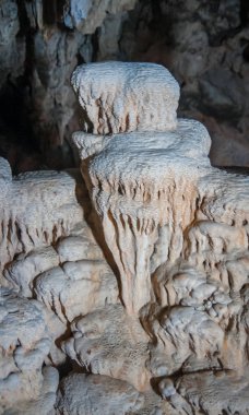 Tayland Chieou Laan gölde kireçtaşı mağara