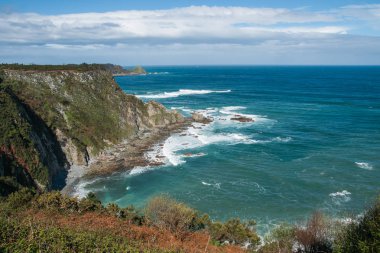Güzel bir plaj olarak Catedrais İspanya Galiçya