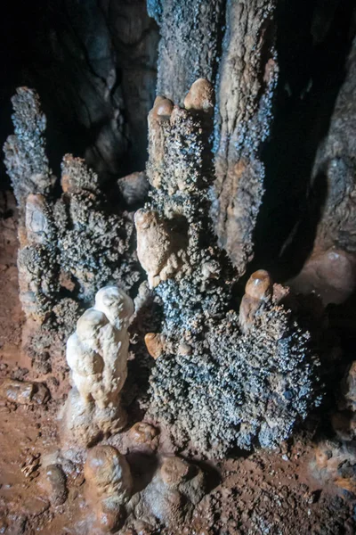 Caverna de calcário no lago Chieou Laan na Tailândia — Fotografia de Stock