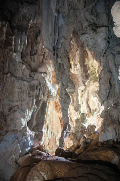 Wapienna Jaskinia nad jeziorem Chieou Laan w Tajlandii — Zdjęcie stockowe