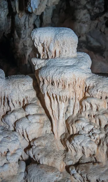 Tayland Chieou Laan gölde kireçtaşı mağara — Stok fotoğraf