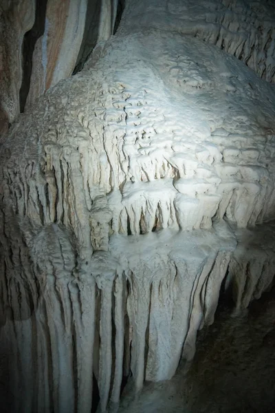 Пещера известняка на озере Тиеу-Лаан в Таиланде — стоковое фото