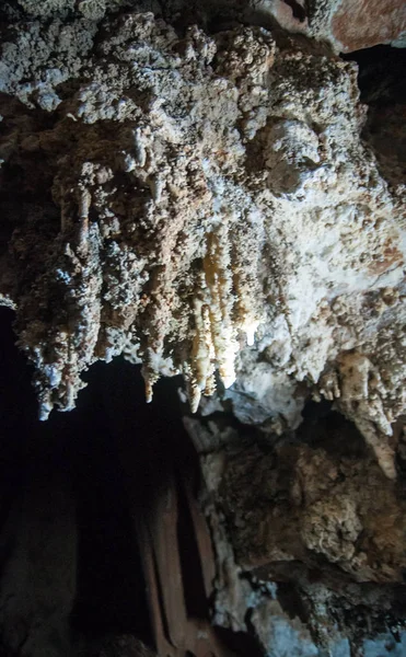 Caverna de calcário no lago Chieou Laan na Tailândia — Fotografia de Stock