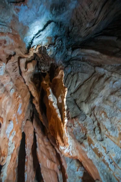 Tayland Chieou Laan gölde kireçtaşı mağara — Stok fotoğraf