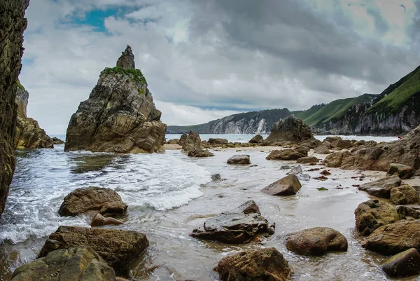 Hermosa playa de La Franca en Cantabria, España — Foto de Stock