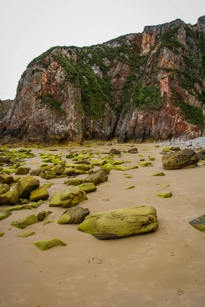 Bella spiaggia di La Franca in Cantabria, Spagna — Foto Stock